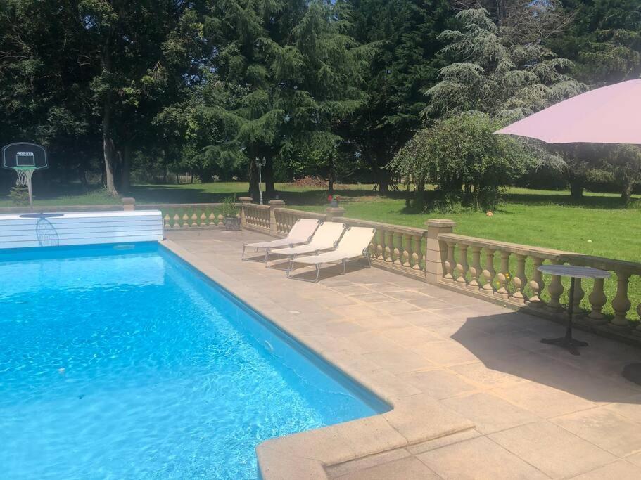 Villa Le Cabaret Paisible Avec Piscine Montierchaume Exterior foto